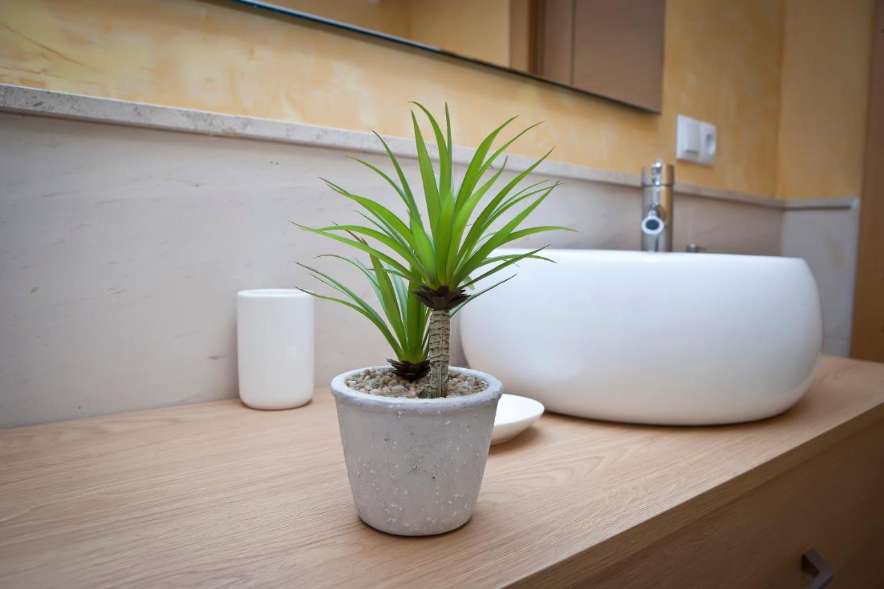 Luz Y Tranquilidad En El Casco Historico - Parking Gratis Appartement Sevilla Buitenkant foto